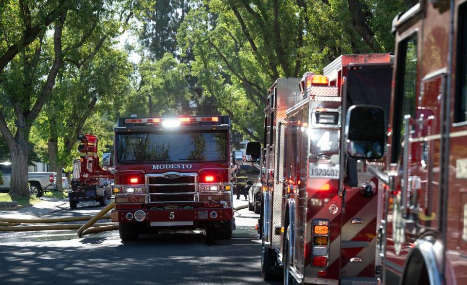 Bomberos de Modesto responden a un incendio de estructura en Balboa Way en Modesto, California, el sábado 15 de junio de 2024.