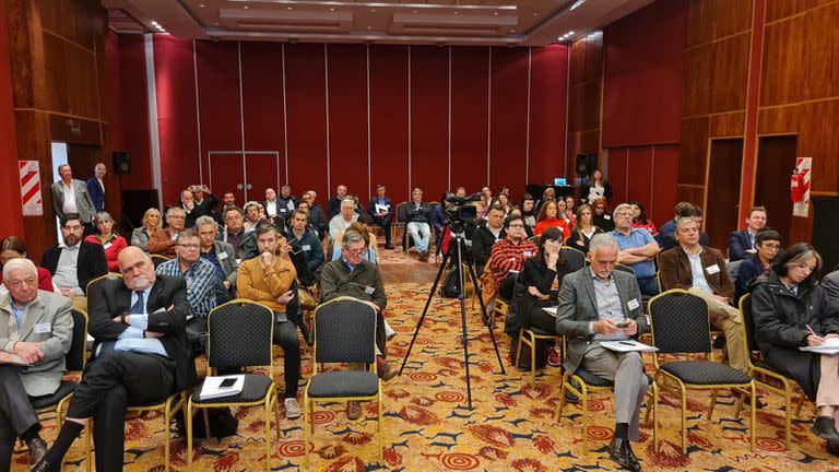 Exposiciones durante la 60° Asamblea General Ordinaria de ADEPA en el auditorio del hotel Posada Los Álamos, El Calafate, Santa Cruz.