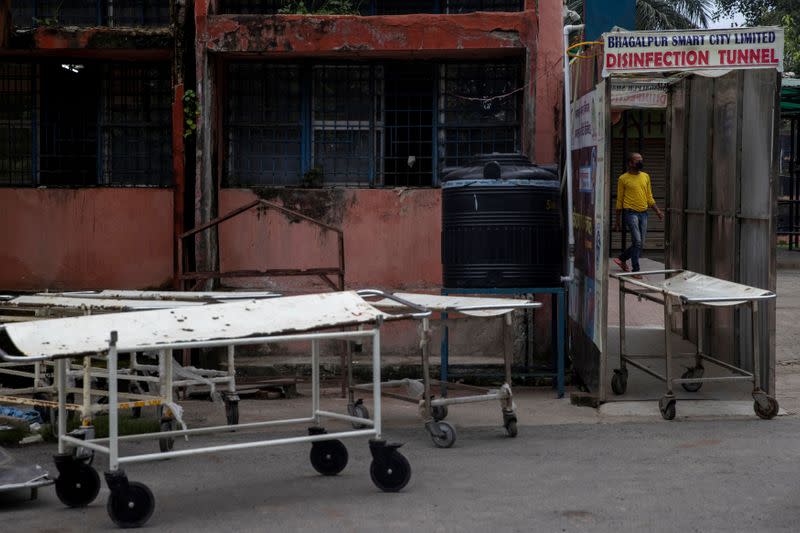 Wider Image: Last doctor standing: Pandemic pushes Indian hospital to brink