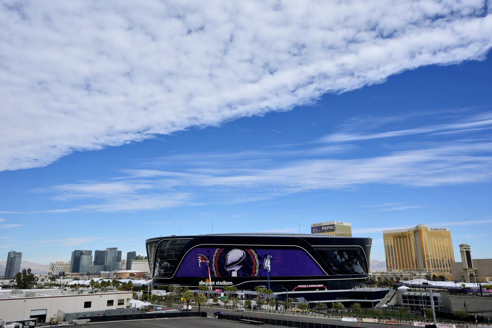 Trabajadores preparan el Estadio Allegiant antes del Super Bowl 58 en foto del 31 de enero del 2024. (AP Foto/Matt York)