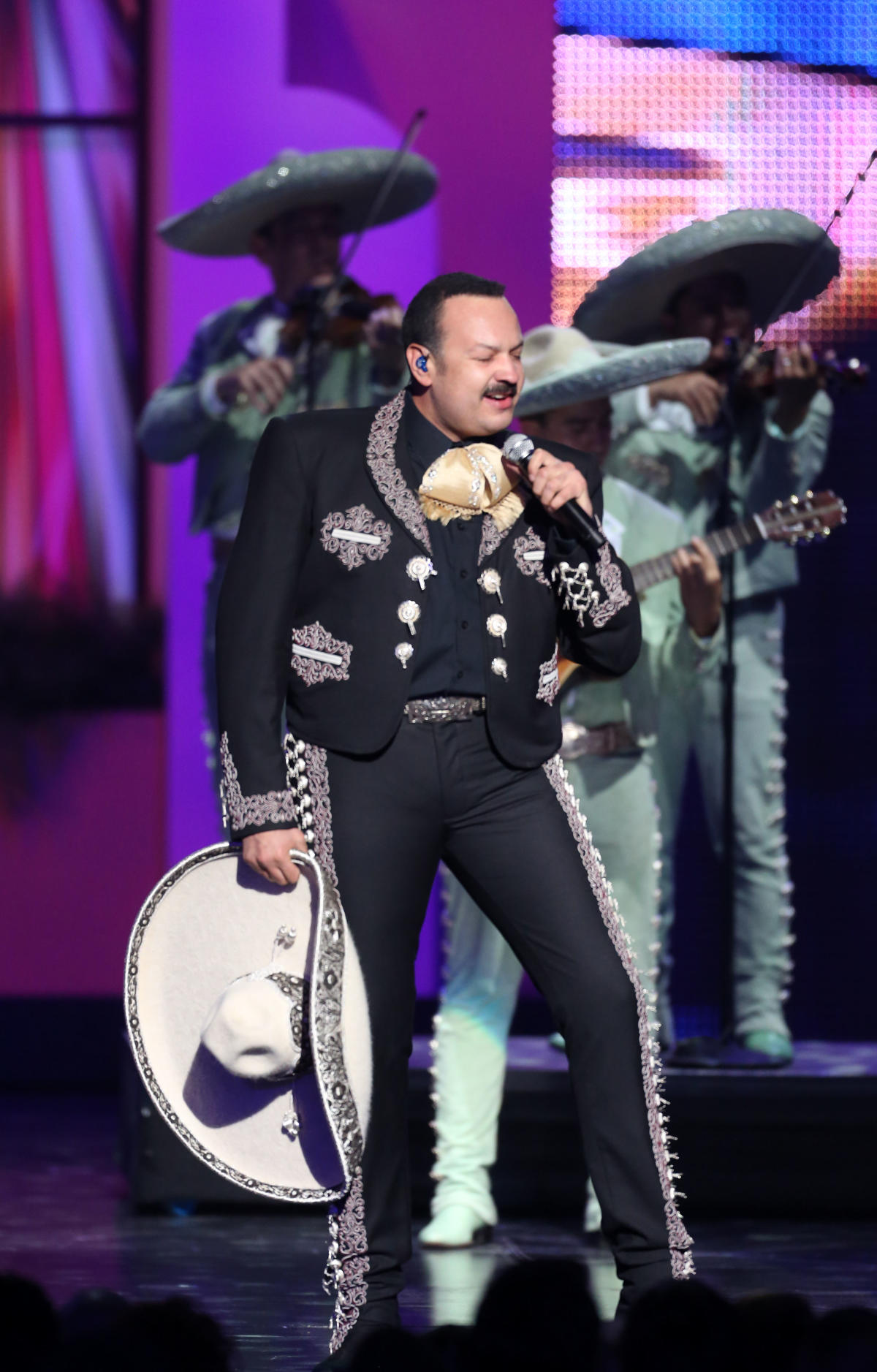 Introducir 93+ imagen pepe aguilar canta a su padre Abzlocal.mx