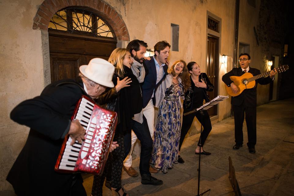 That’s Amore: This Couple Had a Romantic, Rainy Wedding at a Tiny Chapel in Tuscany