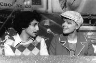 C’est en écoutant la radio au volant de sa petite Austin, au printemps 1973, que France Gall fait la connaissance de Michel Berger. Lequel interprète alors <em>Attends-moi</em>, une chanson qui la bouleverse. Profitant peu après d’une émission de radio commune, la chanteuse décide de lui demander son avis sur des chansons que son producteur souhaite qu’elle enregistre. Déconcerté par la pauvreté des textes qu’elle lui soumet, et tout d’abord rétif à une éventuelle collaboration, le jeune auteur-compositeur finit néanmoins par accepter d’écrire pour elle en 1974. (<em>François LOCHON/Gamma-Rapho via Getty Images</em>)