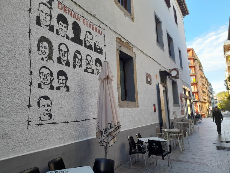 Un mural con la docena de presos de Hernani que todavía están en la cárcel