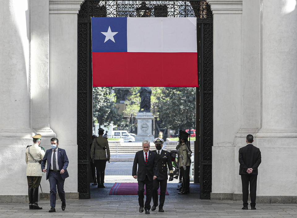 El presidente chileno, Sebastián Piñera, llega al palacio presidencial de La Moneda un día después de un plebiscito en el que la gente votó a favor de reescribir la Constitución de la nación en Santiago, Chile, el lunes 26 de octubre de 2020. (AP Foto/Esteban Felix)