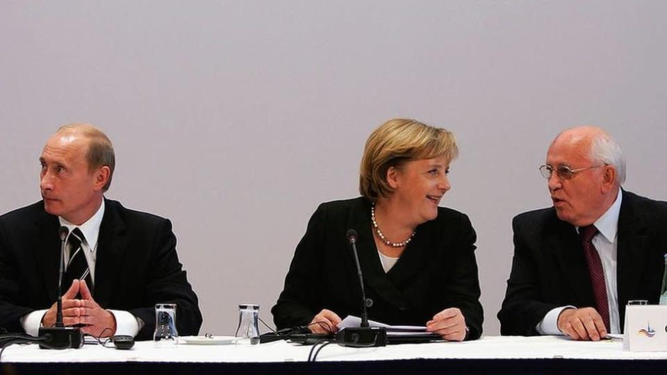 Vladimir Putin, Angela Merkel y Mijaíl Gorbachov en 2006 en Dresden, Alemania.