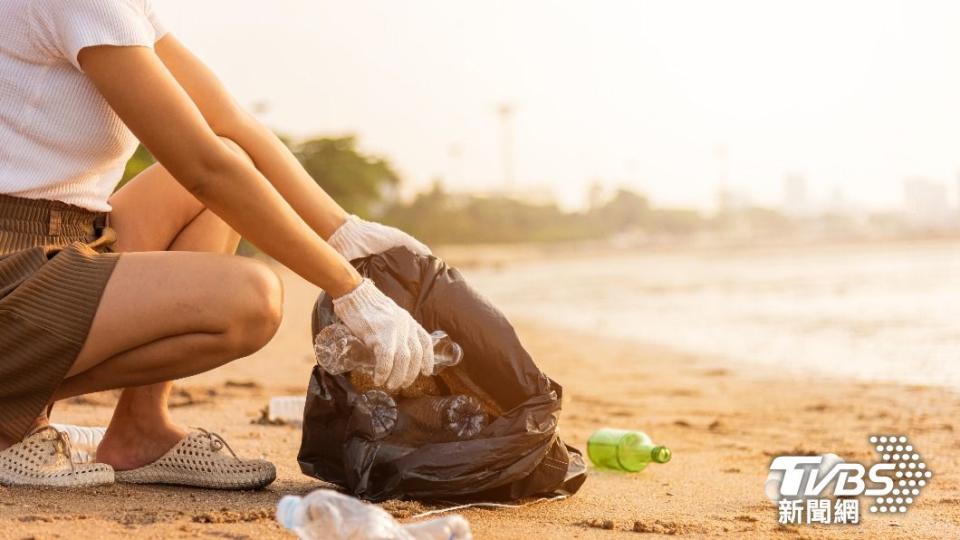 女網友到海邊玩水順便淨灘。（示意圖／shutterstock 達志影像）