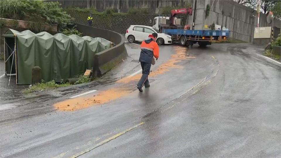 轎車撞貨車油箱柴油灑滿地　警消憂發生火災封鎖道路