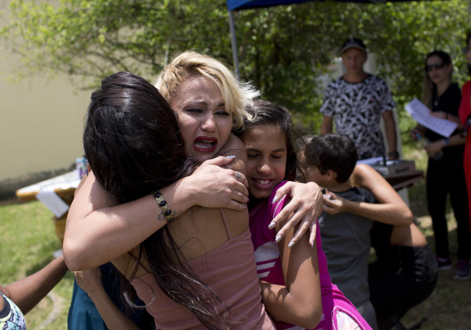 La reo Mariana Santos da Silva abraza a sus hermanas durante la celebración de un concurso de belleza en el penal Talavera Bruce, en Río de Janeiro, Brasil, el 4 de diciembre de 2018. Para las presas, el certamen anual es una ocasión para disfrutar y olvidarse de su vida entre rejas y recibir la visita de sus familiares, que pueden asistir al evento. (AP Foto/Silvia Izquierdo)