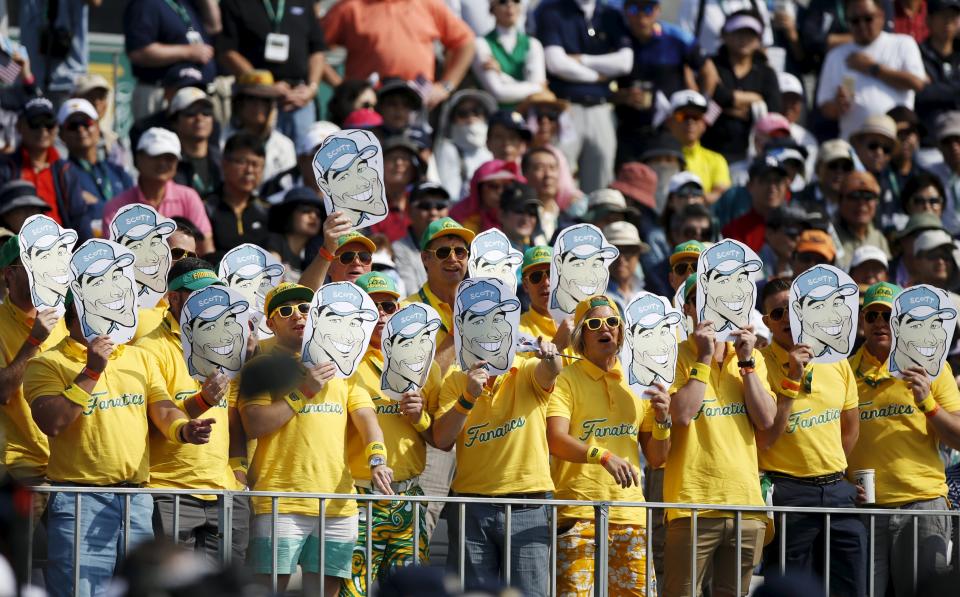 Fans of International team member Scott of Australia cheer during the opening foursome matches of the 2015 Presidents Cup golf tournament at the Jack Nicklaus Golf Club in Incheon