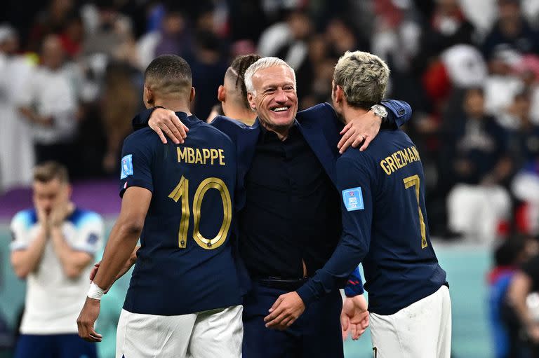 El DT Didier Deschamps celebra el pase a la final de Francia con Kylian Mbappe y Antoine Griezmann, en Qatar. (Anne-Christine POUJOULAT / AFP)