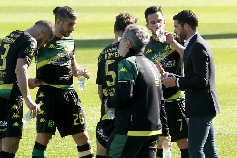 Fernando Gago como DT de Aldosivi en el partido ante Vélez