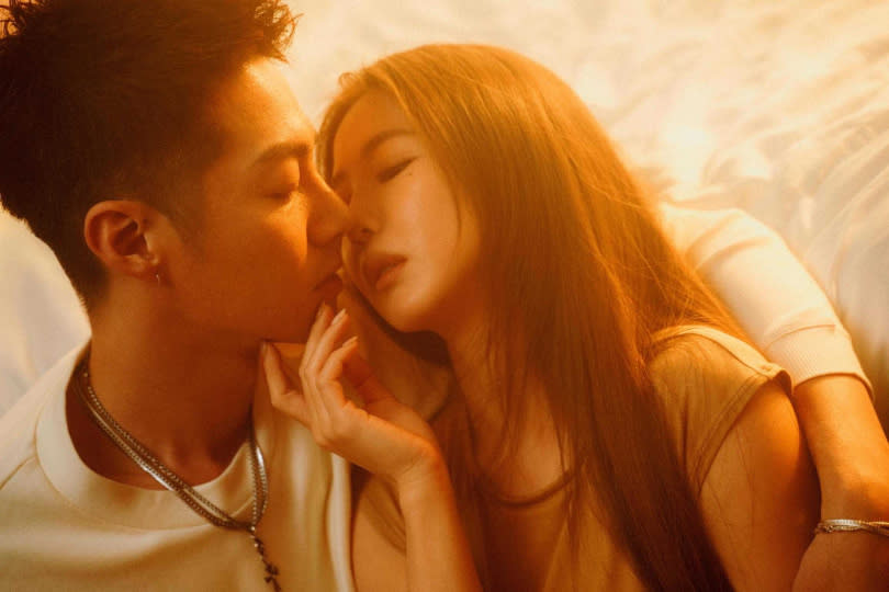 郭書瑤在新歌〈膚淺〉MV中，和陳信維有不少親熱鏡頭。（圖／星星相藝提供）