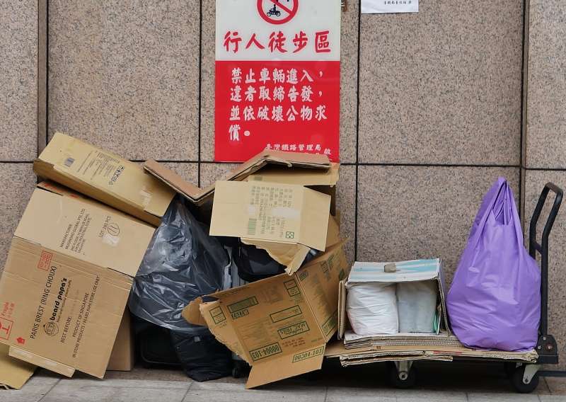 20190617-貧窮與司法專題，台北車站外的街友家當。（盧逸峰攝）