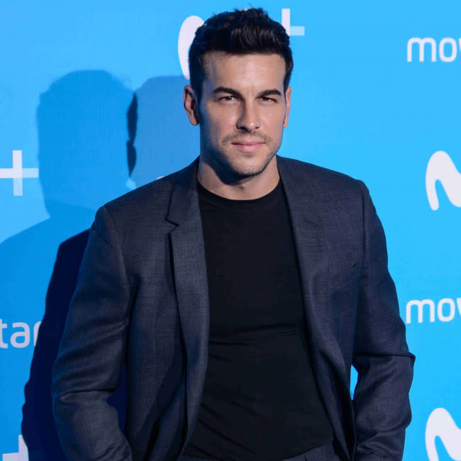 Mario Casas vuelve a estar enamorado credit:Bang Showbiz