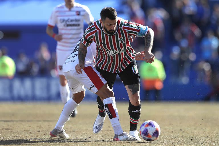 Lucas Pratto intenta dominar la pelota durante el partido que Vélez perdió con Newell's, por la Liga Profesional
