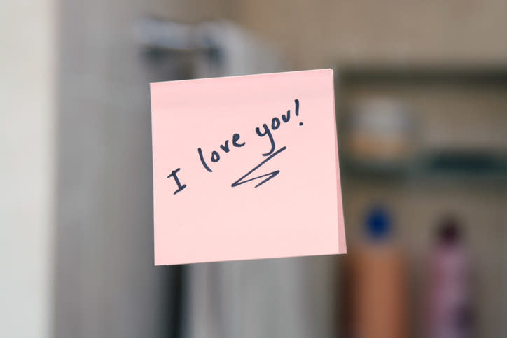 A Post-It saying, "I love you!"