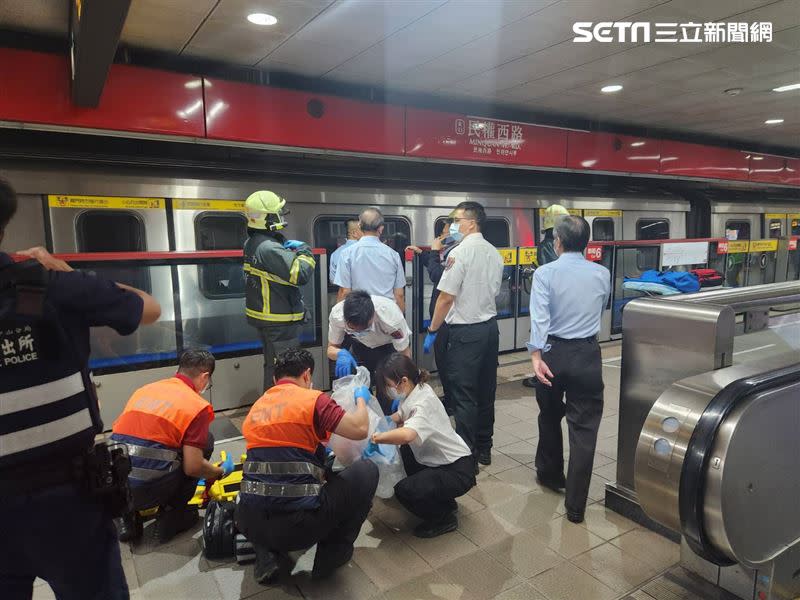 台北捷運民權西路站發生男性旅客翻越月台跳入軌道事件。（圖／翻攝畫面）