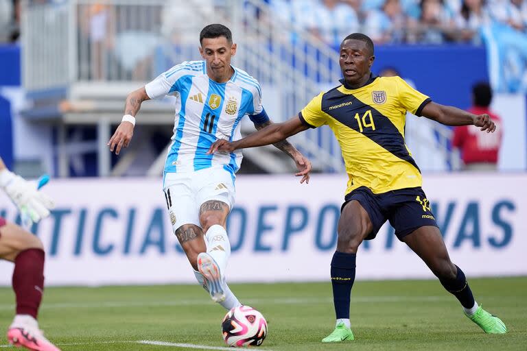 Ángel Di María ya sacó el remate cruzado de zurda para el 1-0 de la Argentina ante Ecuador