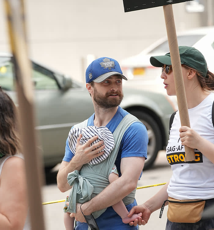 Daniel Radcliffe con su hijo