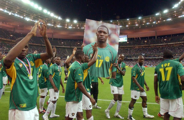 El seleccionado de Camerún recuerda a Marc-Vivien Foé, luego de un partido contra Francia en la Copa de las Confederaciones de 2003.
