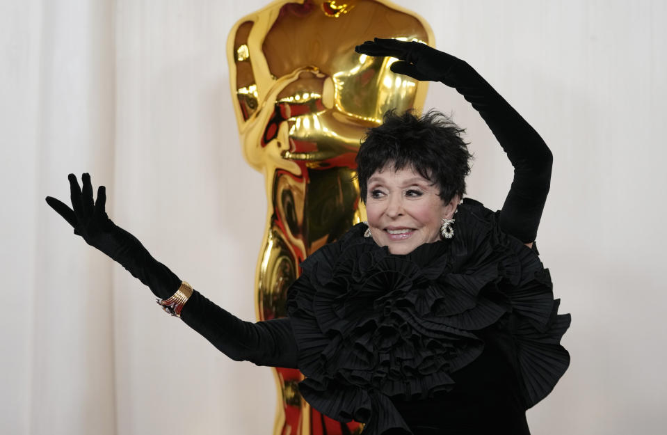 Rita Moreno llega a los Oscar el domingo 10 de marzo de 2024, en el Teatro Dolby en Los Ángeles. (Foto Ashley Landis/Invision/AP)