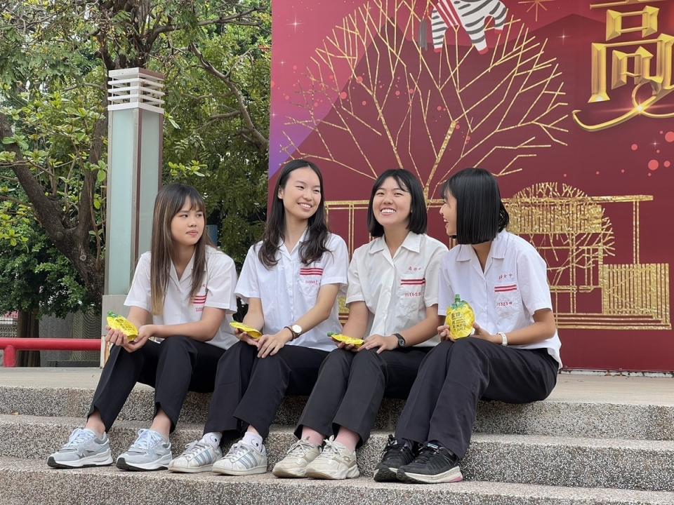 雄女學生錄製友好影片邀橘高校再來訪。   圖：高雄市行國處/提供