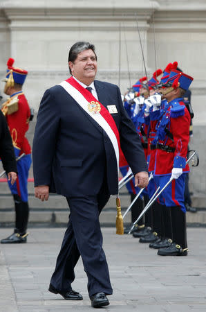 IMAGEN DE ARCHIVO. El presidente saliente de Perú, Alan García, sale del Palacio de Gobierno para asistir a una misa en Lima. 28 de julio de 2011. REUTERS/Enrique Castro-Mendivil