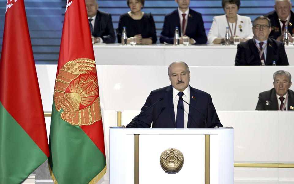 El presidente de Bielorrusia, Alexander Lukashenko, habla ante la Asamblea Popular de Toda Bielorrusia en Minsk, jueves 11 de febrero de 2021. Lukashenko dijo que las protestas contra su régimen son una "rebelión" dirigida desde el exterior y juró resistir las presiones. (Sergei Sheleg/BelTA Pool Photo via AP)
