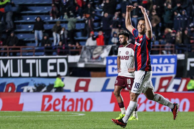 Celebra Cristian Ferreira, autor del gol del empate de San Lorenzo
