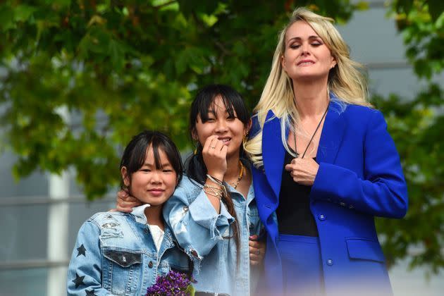 Laeticia Hallyday à Toulouse, samedi, avec ses filles Jade et Joy.