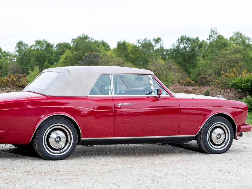 Auf dem "Bonhams Goodwoof Festival of Speed Sale" ist der Bentley von Elton John ganz klar ein Highlight. Fans der Musiklegende haben den Wagen mit Sicherheit sofort aus dem Video zu "Nikita" aus dem Jahr 1985 wiedererkannt. Die Single über eine schöne russische Frau landete in mehr als 15 Ländern in den Top 10. Am 30. Juni soll der Oldtimer schließlich für 120.000 Pfund unter den Hammer kommen. (Bild-Copyright: simonclay.com/Caters News Agency)