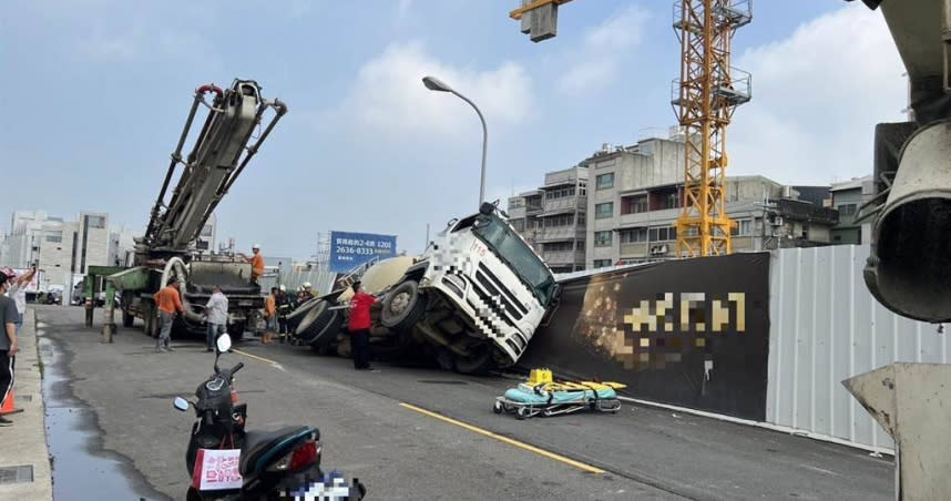 台中沙路發生路面坍塌水泥預拌車側翻壓傷人的意外。（圖／民眾提供）