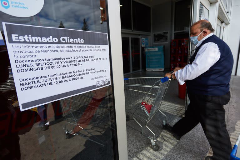 Las cadenas comerciales comienzan a advertir a los clientes de que no los dejarán entrar sin el DNI. Colocan carteles con la nueva disposición. Los comercios, si no cumplen con la medida, recibirán multas de 50.000 pesos.