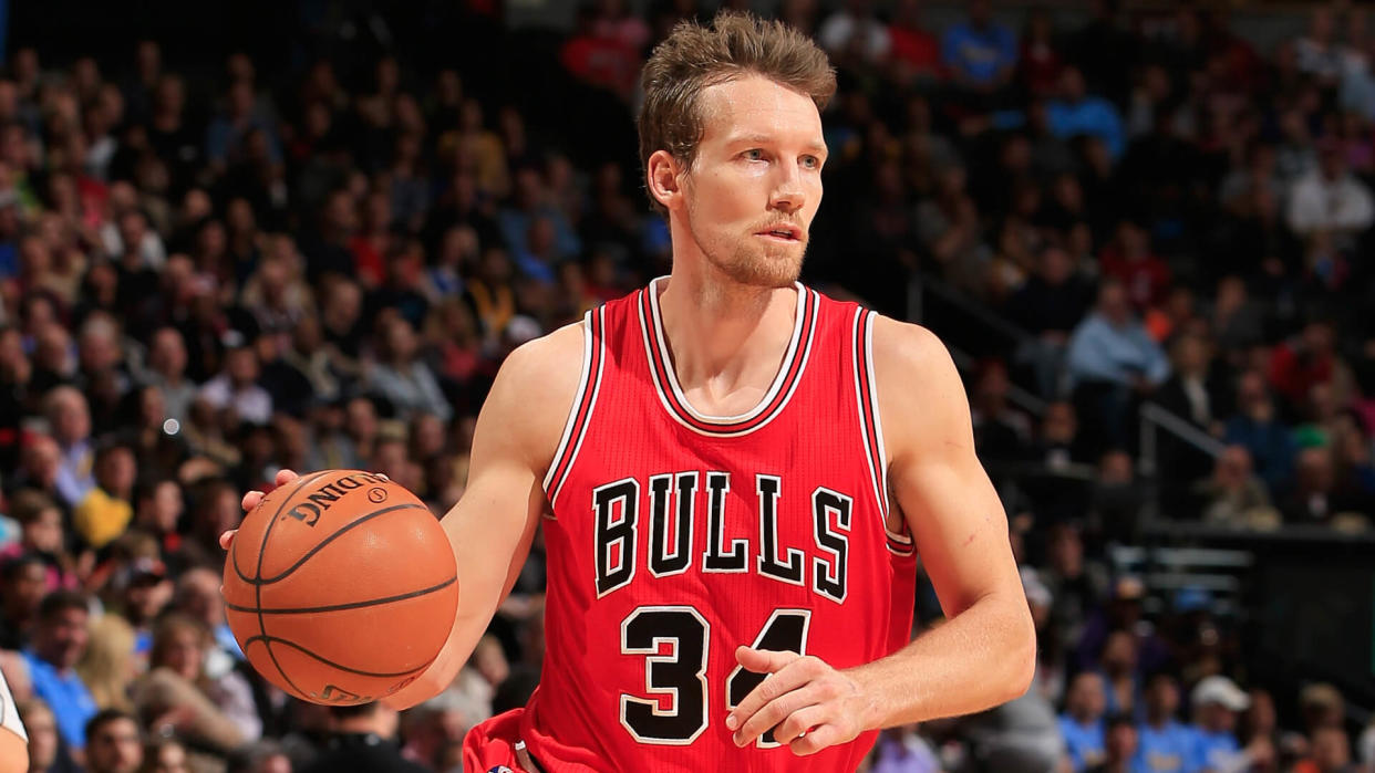 DENVER, CO - NOVEMBER 25:  Mike Dunleavy #34 of the Chicago Bulls controls the ball against the Denver Nuggets at Pepsi Center on November 25, 2014 in Denver, Colorado.