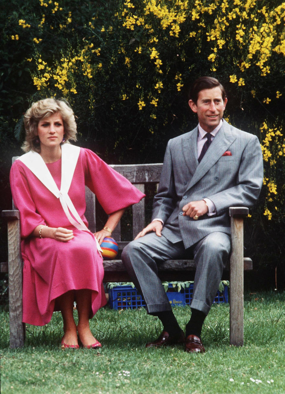 La Princesse Diana pose avec le Prince Charles en 1984 à Londres.