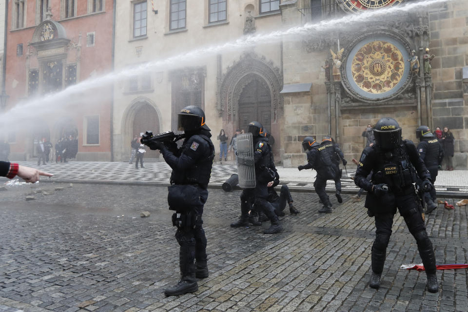 Le immagini del centro di Praga diventato un campo di battaglia: da una parte i manifestanti che protestavano contro il divieto di eventi sportivi nell'ambito delle misure anti-Covid, dall'altra la polizia che, al lancio di sassi e petardi, ha risposto con lacrimogeni e cannoni ad acqua. (AP Photo/Petr David Josek)