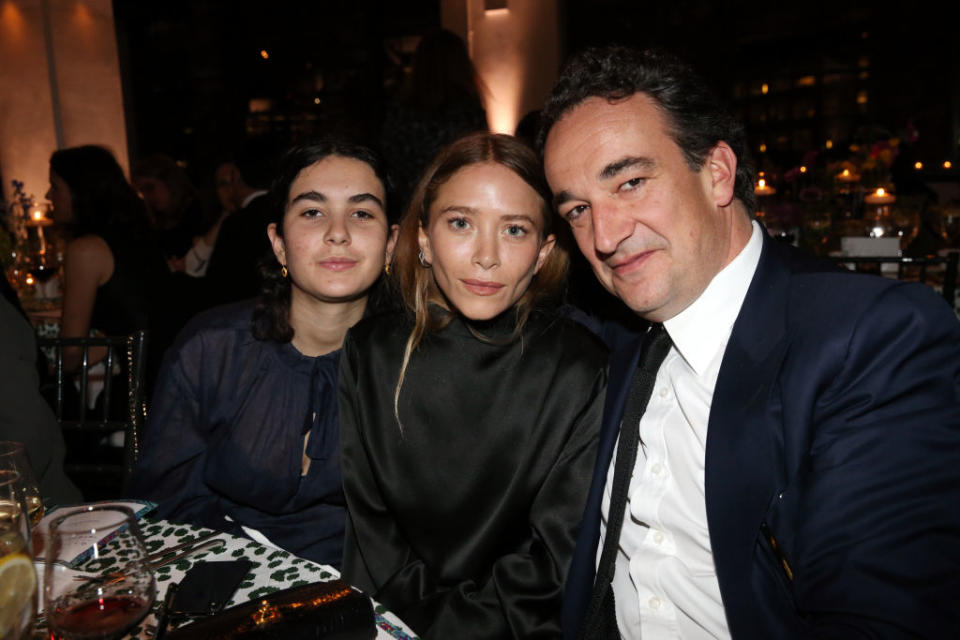 Proche de la progéniture de son époux, femme d’affaires à qui tout réussit et ses abus de jeunesse derrière elle, Mary-Kate Olsen semble avoir trouvé le juste équilibre entre vie perso et pro et se satisfait de son quotidien (presque) normal. C’est d’ailleurs ce qu’elle confie dans l’une des rares interviews qu’elle a accordée à <em>The Edit</em> : "J'ai un mari, ses deux enfants et ma vie, il faut rentrer à la maison et préparer à dîner". Et d’ajouter qu’elle a appris à se détendre et qu’elle a préféré se "retirer de la vie publique" pour mieux profiter de son existence. Mais alors qu’a-t-il bien pu se passer pour qu’elle en arrive à demander le divorce en urgence ? <em>©Getty Images</em>