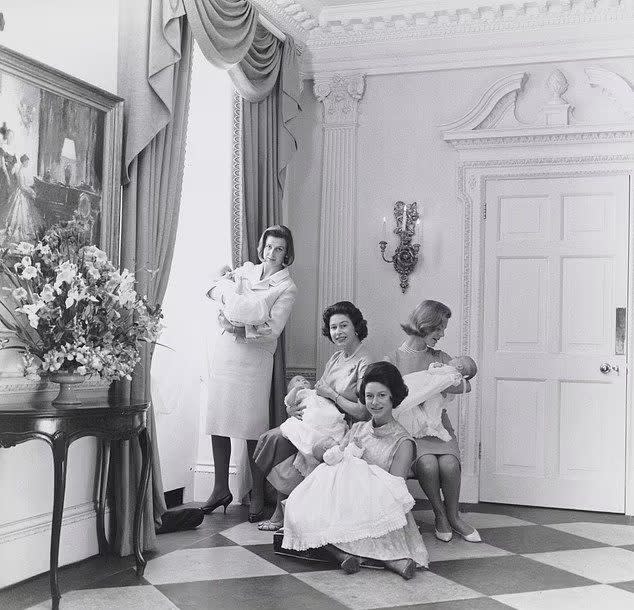 Elizabeth II (centre), Princess Margaret (front), Princess Alexandra (l) and the Duchess of Kent (r) with babies in 1964