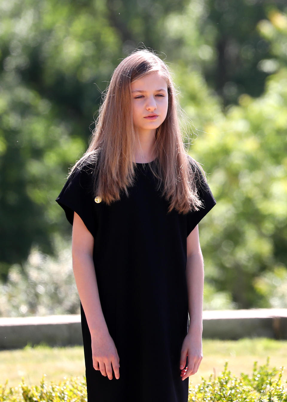 MADRID, SPAIN - MAY 27: In this handout provide by Casa de S.M. el Rey Spanish Royal Household, Princess Leonor of Spain takes a minute of silence for the COVID 19 victims at the Zarzuela Palace on May 27, 2020 in Madrid, Spain. (Photo by Casa de S.M. el Rey Spanish Royal Household via Getty Images)