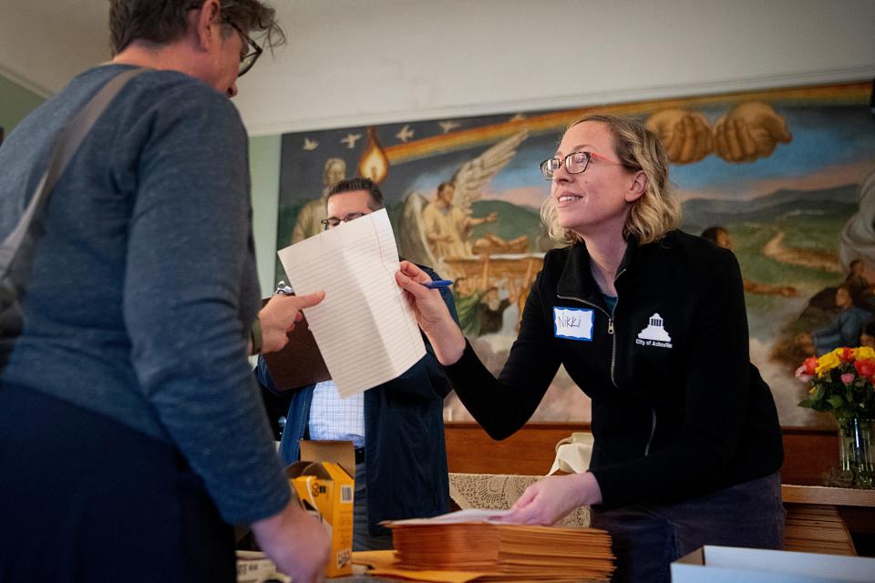 Nikki Reid, the city’s director of Community and Economic Development, gives volunteers supplies to conduct the annual point in time count January 31, 2023.