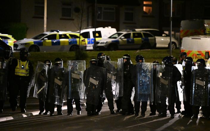 La policía antidisturbios fue arrojada con misiles desde la multitud - GETTY IMAGES