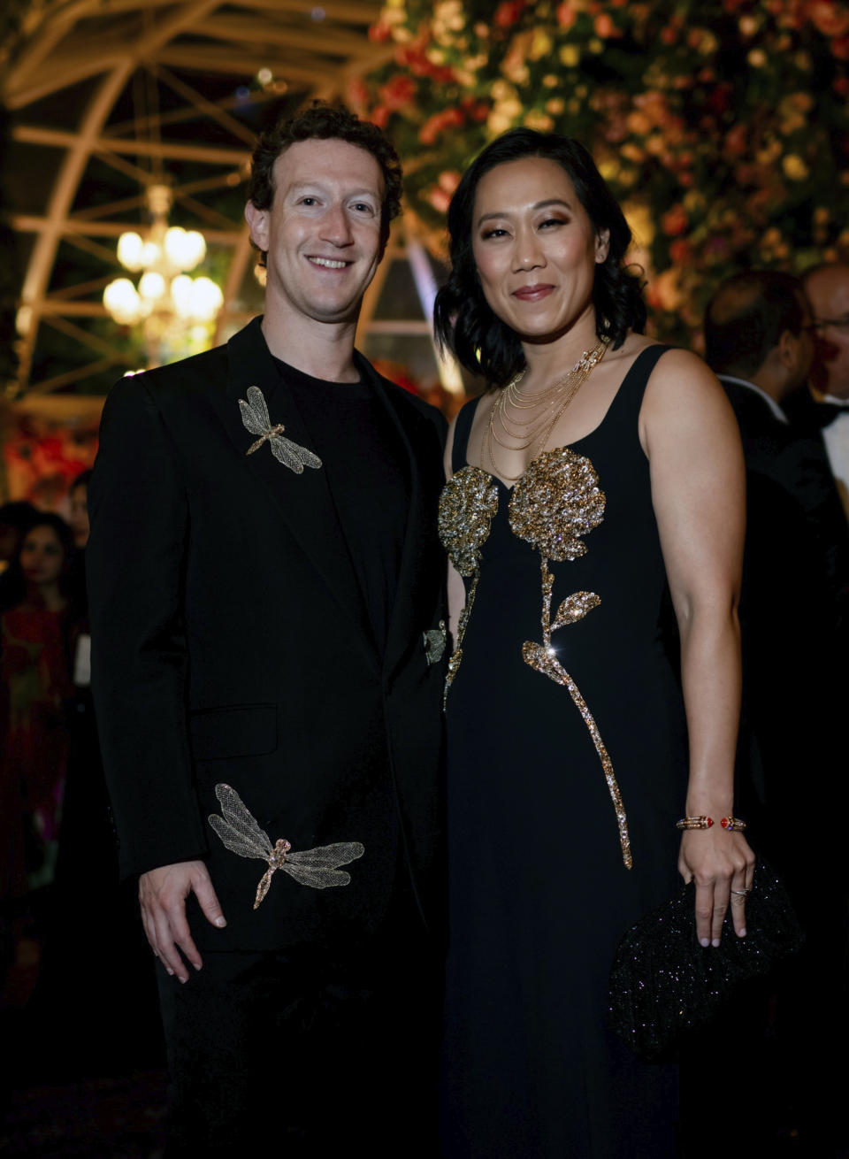 Esta fotografía publicada por el grupo Reliance muestra a Mark Zuckerberg y a su esposa Priscilla Chan en la fiesta prenupcial del hijo del empresario multimillonario indio Mukesh Ambani, en Jamnagar, India, el viernes 1 de marzo de 2024. (Reliance group via AP)
