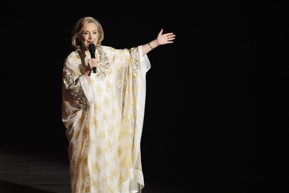 Hilary Clinton habla en la 77a entrega de los Premios Tony el domingo 16 de junio de 2024 en Nueva York. (Foto Charles Sykes/Invision/AP)