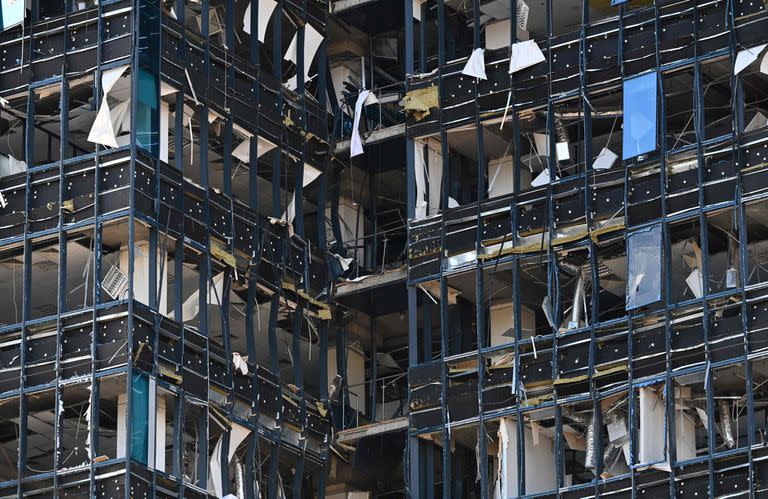 Una vista muestra un segmento de un edificio de oficinas de varios pisos parcialmente destruido después de que varios ataques rusos golpearan la capital ucraniana de Kiev el 10 de octubre de 2022, en medio de la invasión rusa de Ucrania.