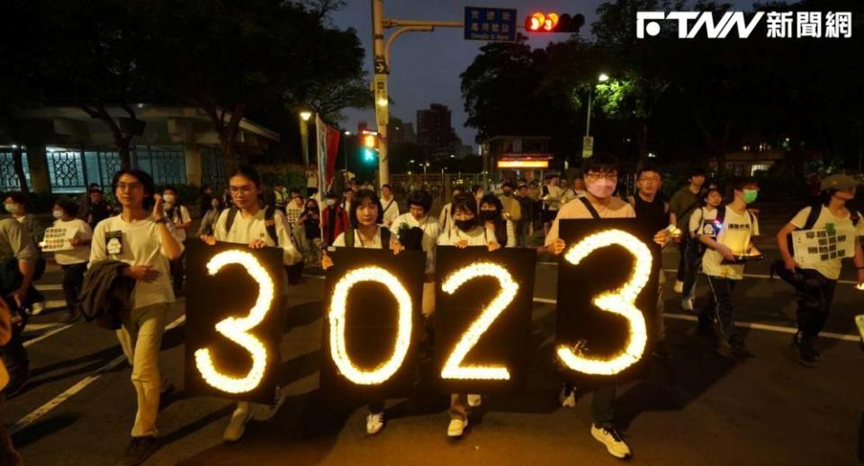 行人路權團體《還路於民 VISION ZERO TAIWAN》與高雄市行人路權促進會23日晚間在台北、新竹、台中、高雄等四個城市步行，表達訴求。（圖／《還路於民》）