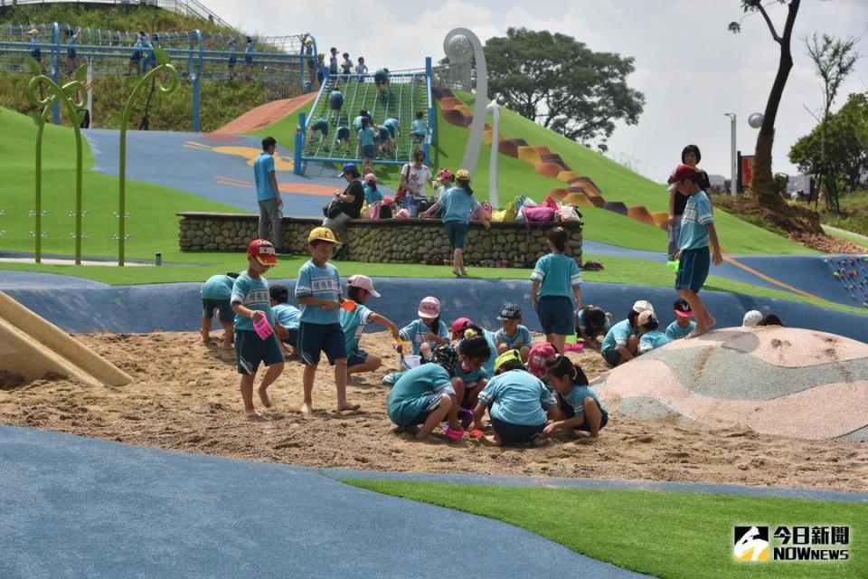 ▲中和員山公園不但有彩繪溜滑梯、親子滑草坡、室外滑索等特色遊具，鞦韆、沙坑也讓孩子玩得不亦樂乎。（圖／記者蔡琇惠攝，2018.06.26）