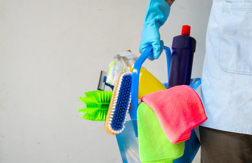 Weil eine US-amerikanische Reinigungskraft bei der Arbeit Wasser aus dem Hahn gezapft hat, fordern ihre Kunden Rabatt. Foto: Symbolbild / gettyimages / seksan Mongkhonkhamsao