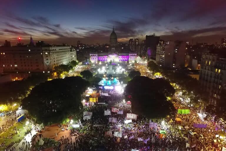 En la Argentina, el Día de la Mujer convoca a miles de mujeres en marchas como las del colectivo Ni Una Menos en el Congreso 