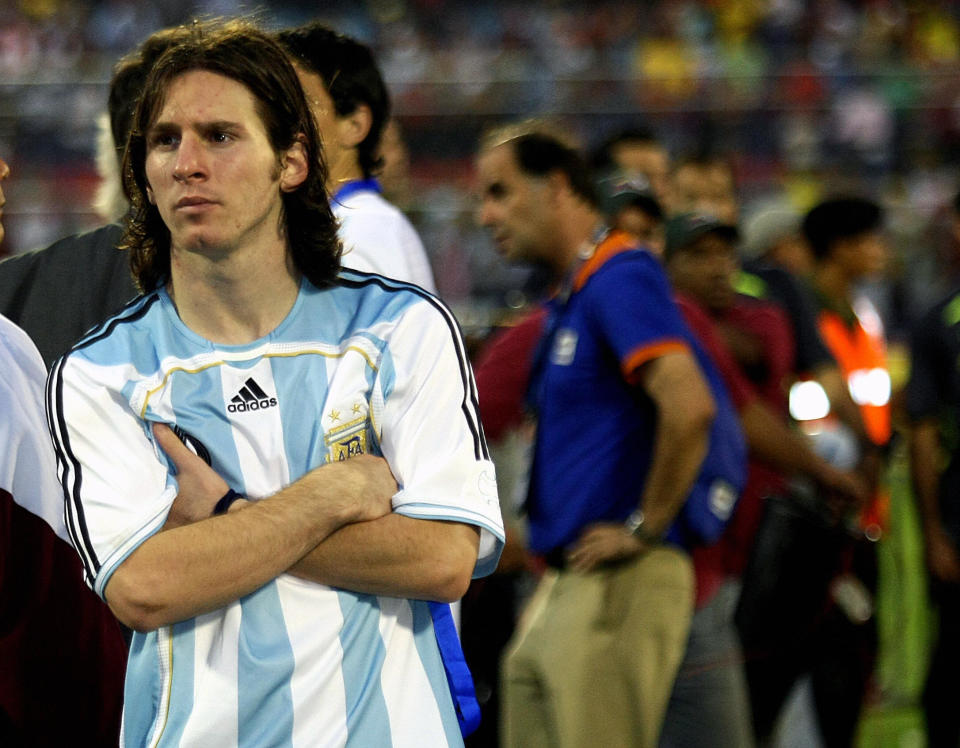 Messi después de perder su primera final con Argentina, en 2007 ante Brasil, por la Copa América. (LUIS ACOSTA/AFP via Getty Images)